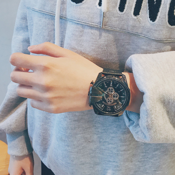 Ανδρικό ρολόι με μεταλλική διακόσμηση