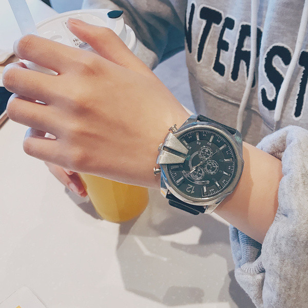 Ανδρικό ρολόι με μεταλλική διακόσμηση