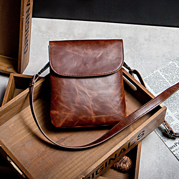 Κομψή νδρική δερματίνη τσάντα  σε καφέ χρώμα