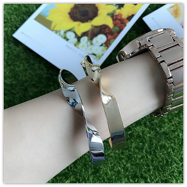 Стилна дамска метална гривна в златист и сребрист цвят