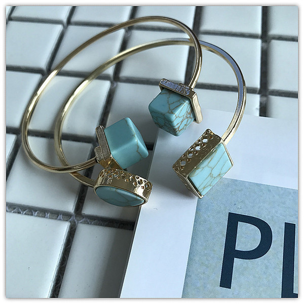 Modern női karkötő arany színű kövekkel - két modell