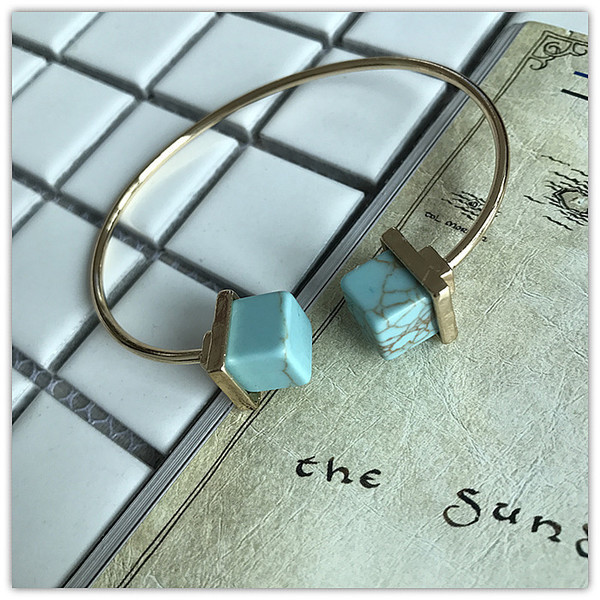 Modern női karkötő arany színű kövekkel - két modell