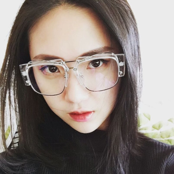 Νέο μοντέλο γυναικέια διαφανή γυαλιά με ενδιαφέρον πλαίσιο