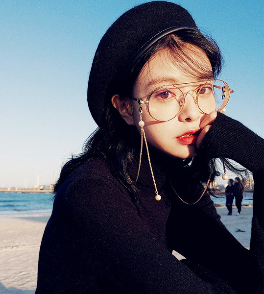 Stílusos női átlátszó szemüveg láncelemmel