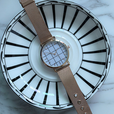 Női aktuális karóra több színben