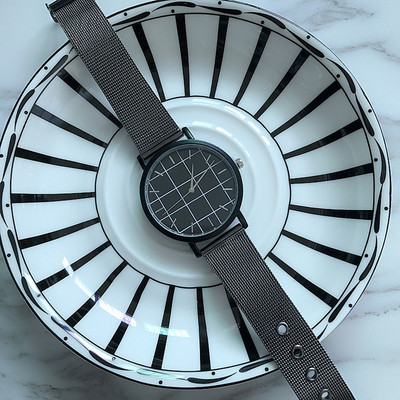 Női aktuális karóra több színben