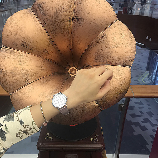 Női aktuális karóra több színben