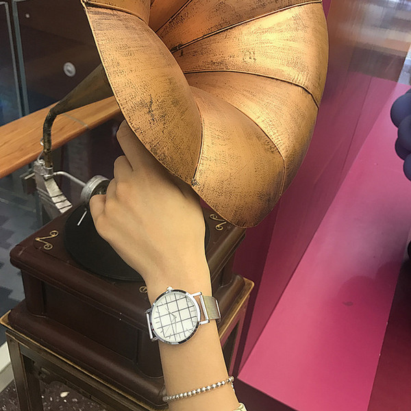 Női aktuális karóra több színben