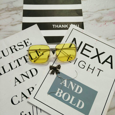 Stílusos női napszemüveg több színben