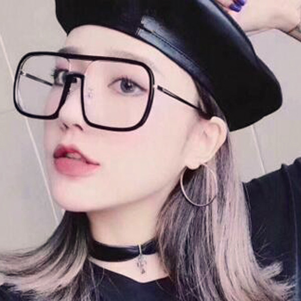 Stílusos női napszemüveg több színben