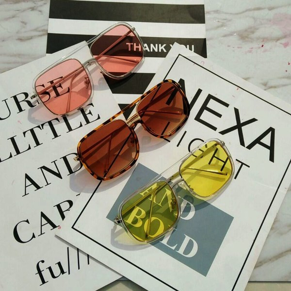 Stílusos női napszemüveg több színben