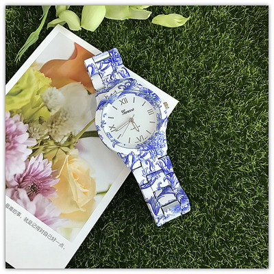 Μοντ΄ερνο γυναικείο ρολόι με floral μοτίβα σε διάφορα χρώματα