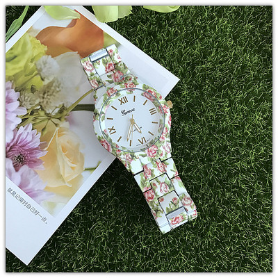 Μοντ΄ερνο γυναικείο ρολόι με floral μοτίβα σε διάφορα χρώματα