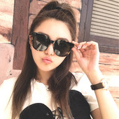 Aktuális női napszemüveg - cicamodell két színben