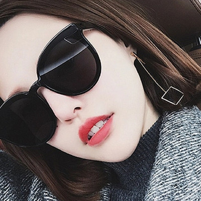 Aktuális női napszemüveg - cicamodell két színben