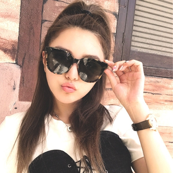 Aktuális női napszemüveg - cicamodell két színben