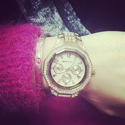 Ceas elegant de dama cu pietre in trei culori