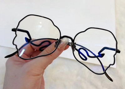 Μοντέρνο μοντέλο γυναικεία γυαλιά ηλίου σε διάφορα χρώματα