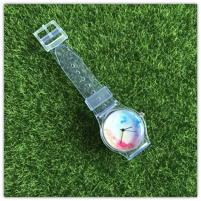 Καθημερινό γυναικέιο ρολόι με διαφανή λουράκι και διάφορες εφαρμογές