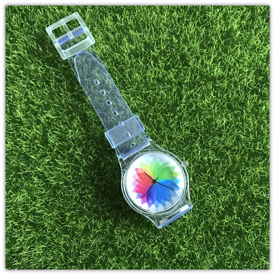 Καθημερινό γυναικέιο ρολόι με διαφανή λουράκι και διάφορες εφαρμογές