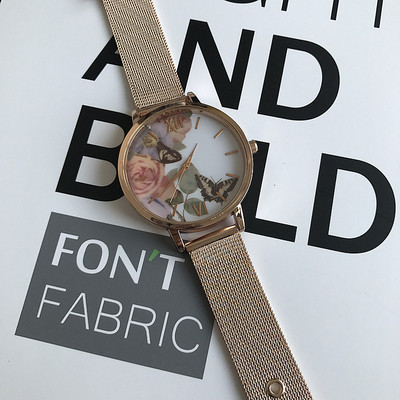 Νέο μοντέλο γυναικείο ρολόι  σε χρυσό χρώμα με διαφορετικές εφαρμογές