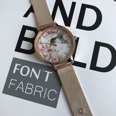 Νέο μοντέλο γυναικείο ρολόι  σε χρυσό χρώμα με διαφορετικές εφαρμογές