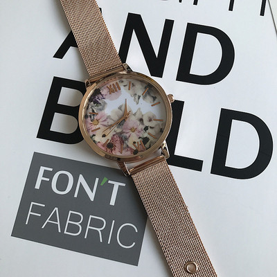 Νέο μοντέλο γυναικείο ρολόι  σε χρυσό χρώμα με διαφορετικές εφαρμογές