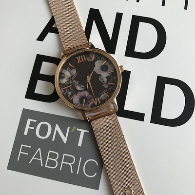 Νέο μοντέλο γυναικείο ρολόι  σε χρυσό χρώμα με διαφορετικές εφαρμογές