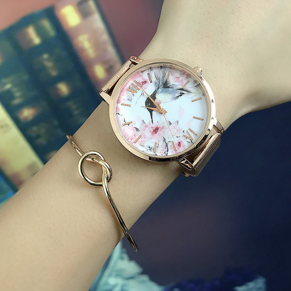 Νέο μοντέλο γυναικείο ρολόι  σε χρυσό χρώμα με διαφορετικές εφαρμογές