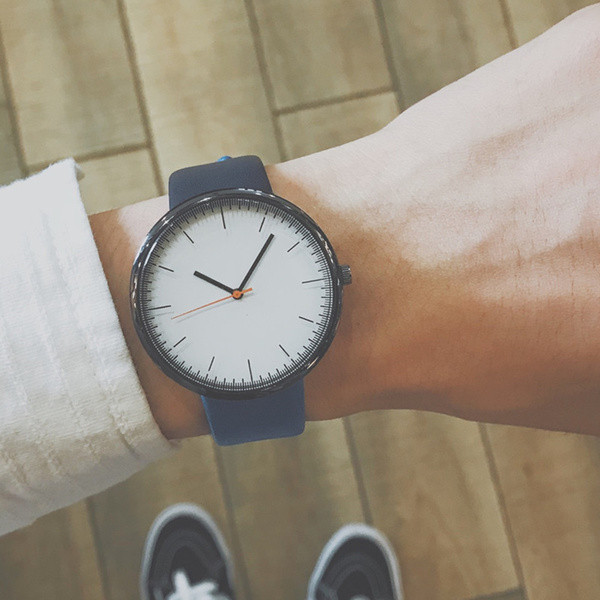 Férfi karóra három színben - tiszta modell