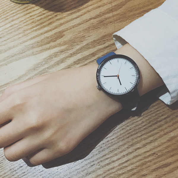 Férfi karóra három színben - tiszta modell