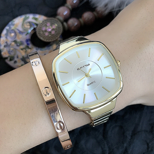 Modern női karóra vékony szíjjal, öt színben