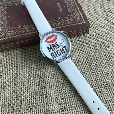 Napi karóra fekete-fehér felirattal, férfiak és nők számára