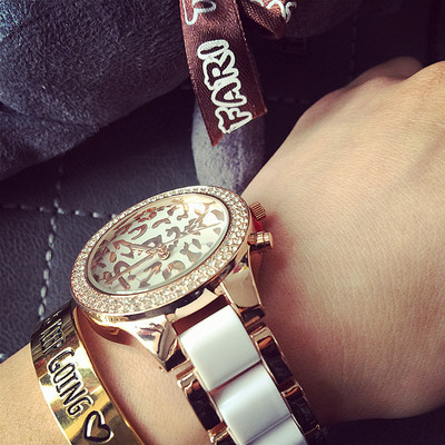 Aktuális női karóra kövekkel fekete-fehérben