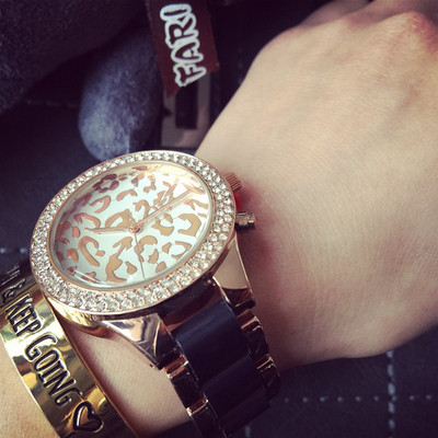 Aktuális női karóra kövekkel fekete-fehérben