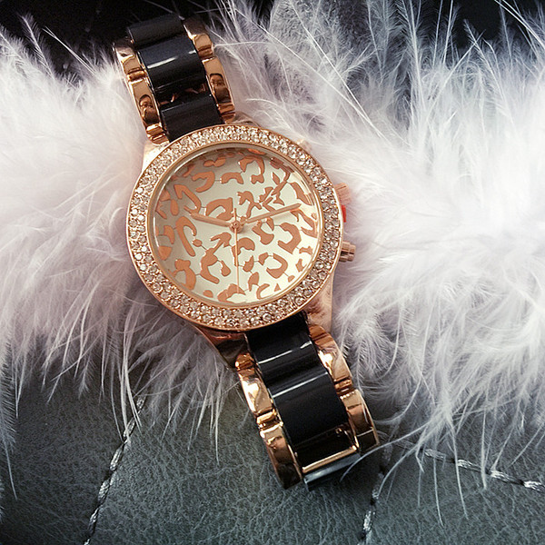 Aktuális női karóra kövekkel fekete-fehérben