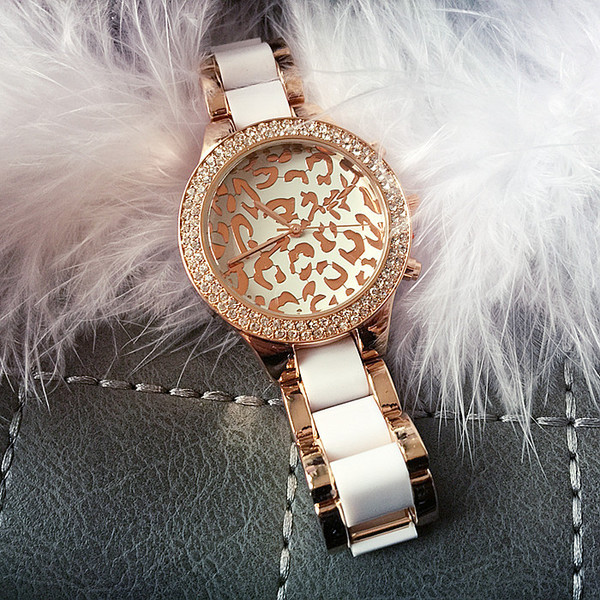 Aktuális női karóra kövekkel fekete-fehérben