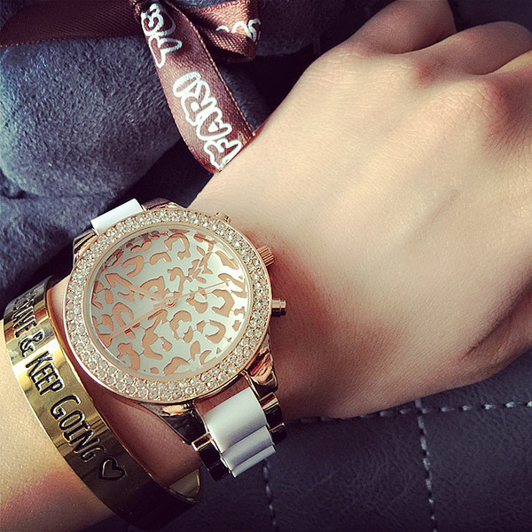 Aktuális női karóra kövekkel fekete-fehérben