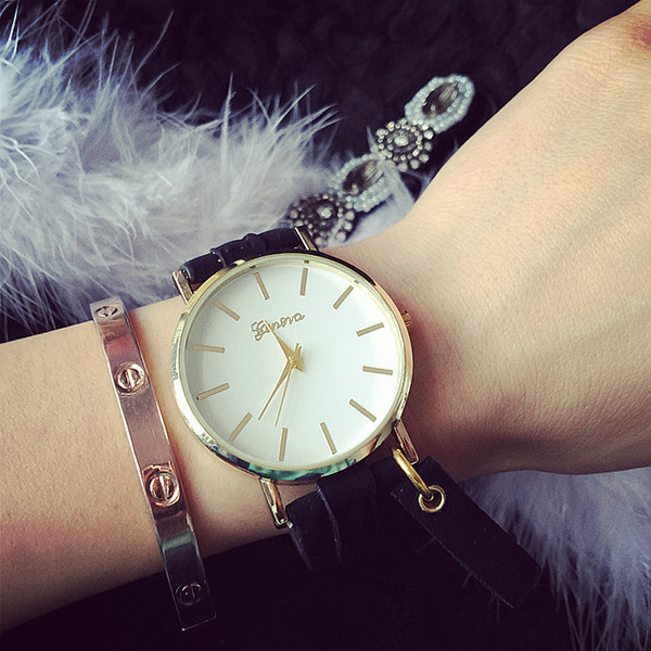 Stílusos karóra fekete és barna színben, férfiak és nők számára egyaránt