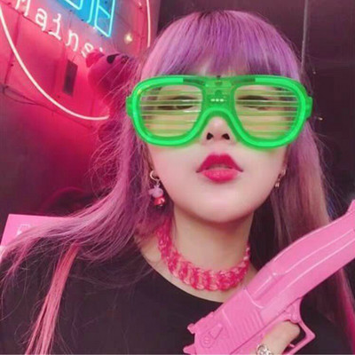 Σύγχρονα  γυναικεία γυαλιά πάρτι - ένα λαμπερό μοτίβο σε πολλά χρώματα