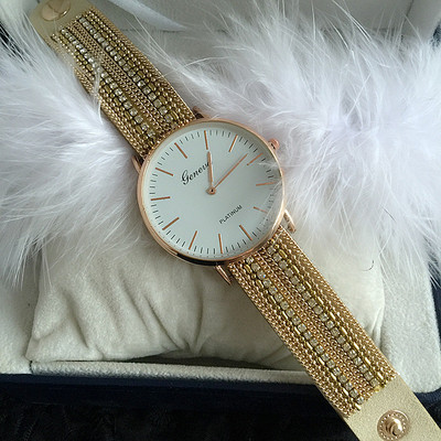 μοντέρνο γυναικείο  ρολόι σε χρυσό χρώμα