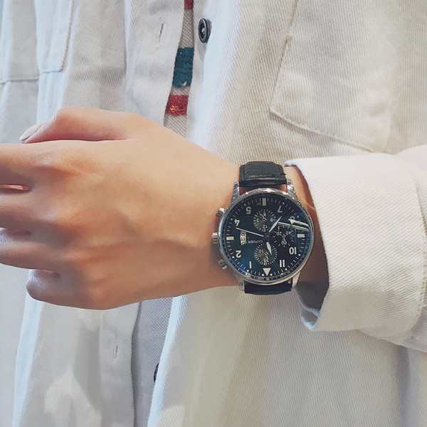 Ceas barbatesc in forma rotunda in mai multe culori