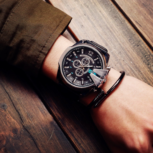 Férfi karóra fekete és ezüst színben