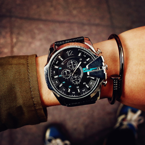 Férfi karóra fekete és ezüst színben