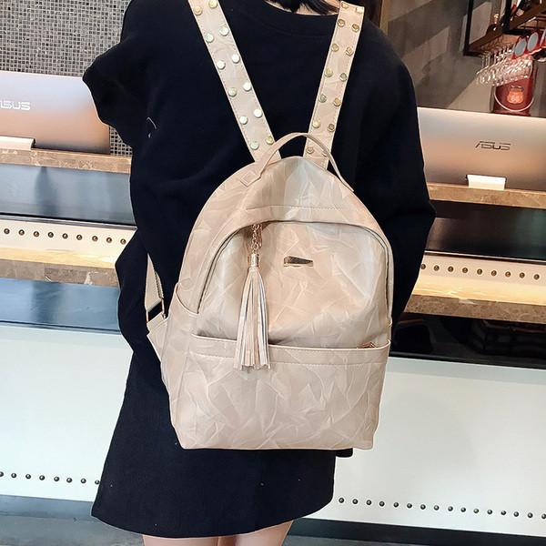 Öko bőrből készült női hátizsák bojttal, három színben