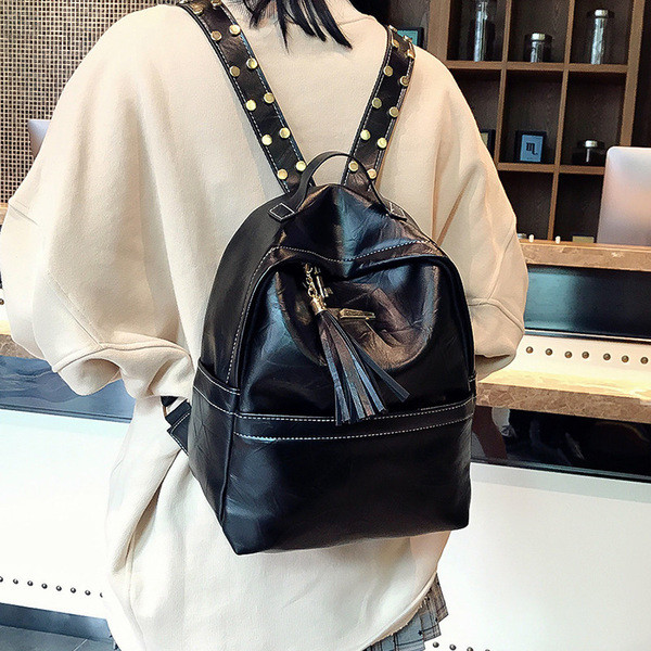 Öko bőrből készült női hátizsák bojttal, három színben