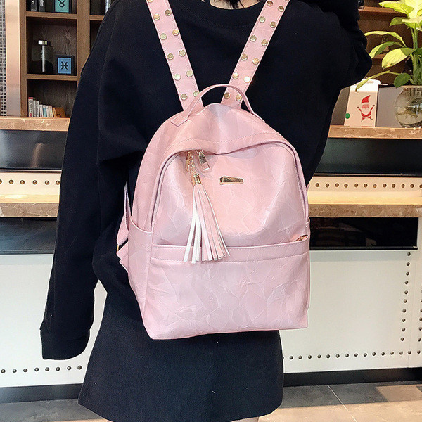 Öko bőrből készült női hátizsák bojttal, három színben