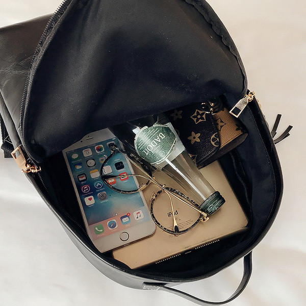 Öko bőrből készült női hátizsák bojttal, három színben