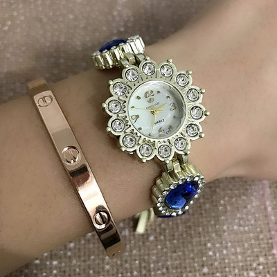 Дамски модерен часовник с цветни камъни 