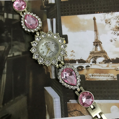 Γυναικείο μοντέρνο ρολόι με έγχρωμες πέτρες